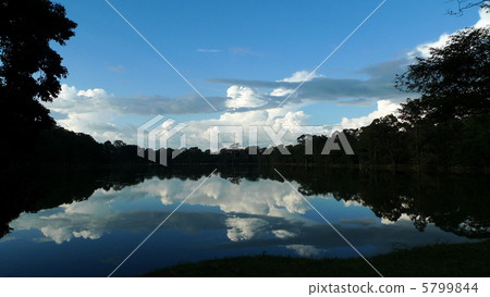 An empty mirror 5799844