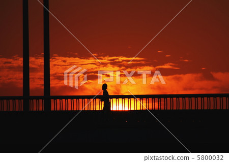 Jogging in the early morning 5800032