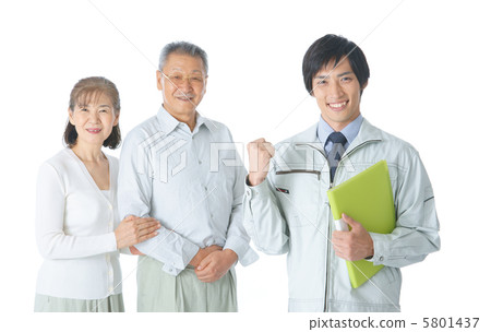 Senior couple and workers 5801437