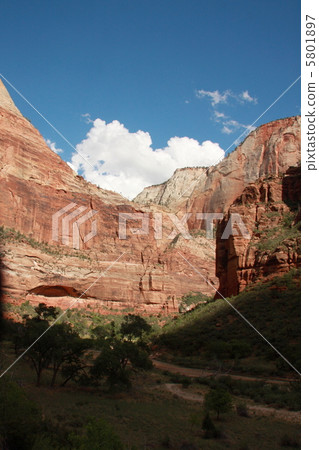 可以看到垂涎岩石的景色 5801897