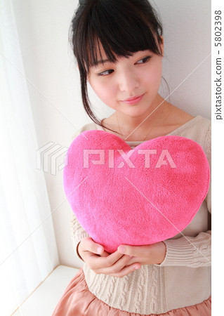 自然漂亮的女孩 自然漂亮的女孩 5802398