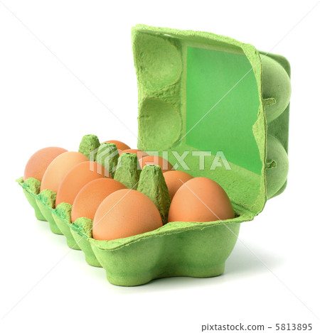Brown eggs in case 5813895
