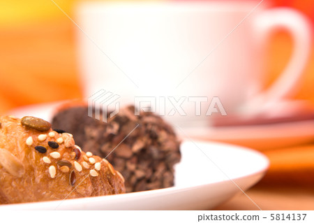 Breakfast time. 5814137