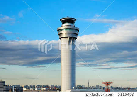 羽田機場塔台，東京天空樹和藍天 5816498