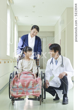 醫生,護士和兒童 醫生,護士和兒童 5819044