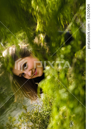Girl behind the tree 5820004