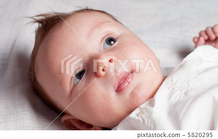 Baby's face 5820295
