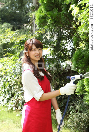 Women who do gardening Women who do gardening 5821011