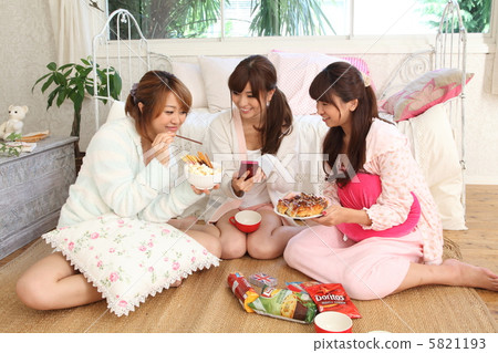 Girls' party image 5821193