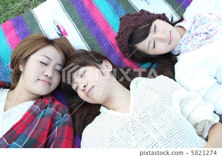 睡覺的女孩與三個女孩 5821274