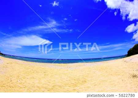 Yomitan村莊，沖繩島白色沙子海灘 5822780