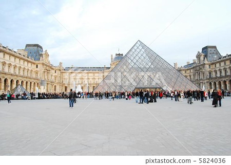 Louvre Museum 5824036