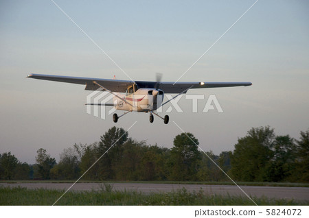 Airplane landing 5824072