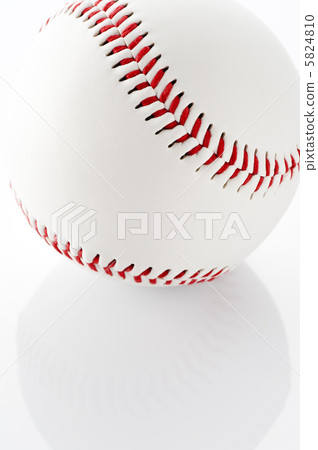 在白色背景的棒球球 5824810