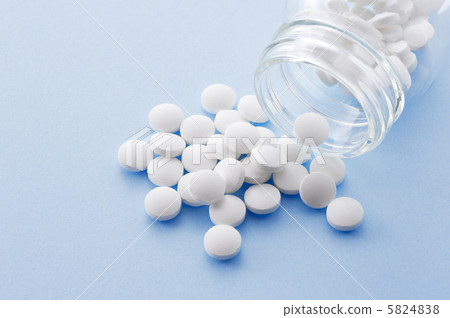 平板電腦從玻璃瓶溢出 平板電腦從玻璃瓶溢出 5824838