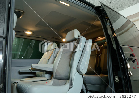 在小型貨車的車內 5825277