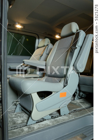 在小型貨車的車內 在小型貨車的車內 5825278