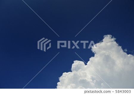 隧道云彩和黑暗的天空 隧道云彩和黑暗的天空 5843003