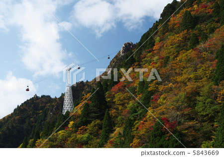 紅色，黃色，綠色山脈（位置索道） 5843669