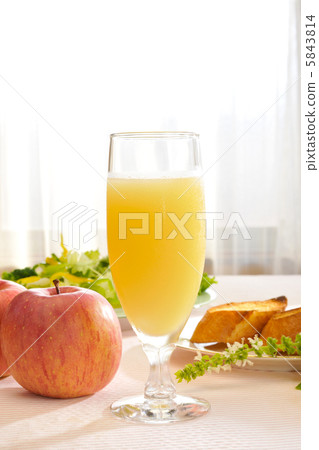 Apple juice 5843814