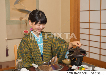 一個在旅店吃飯的女人 一個在旅店吃飯的女人 5843816