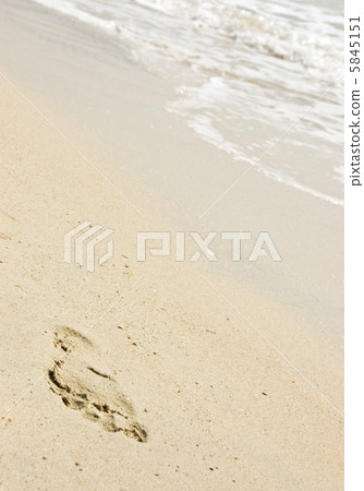 footprint in sand footprint in sand 5845151