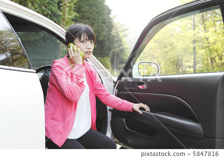 汽車和智能手機的婦女 汽車和智能手機的婦女 5847816