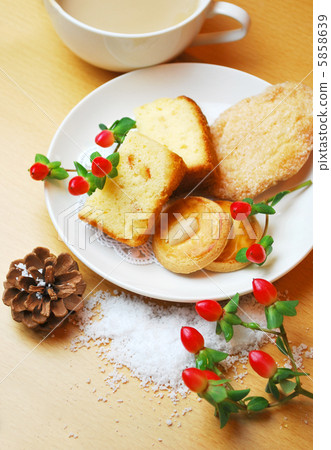 Baked confectionery plate in early winter 5858639