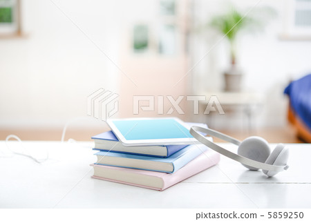 平板電腦和書籍和耳機 5859250