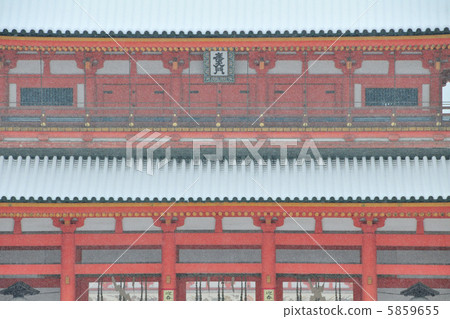 Heian shrine of snow in Kyoto Jing Temple 5859655