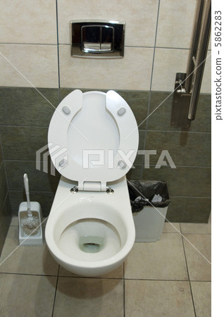 toilet 5862283