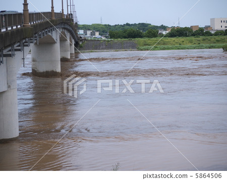大野河在水中增加 大野河在水中增加 5864506