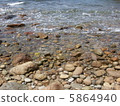 石頭和波浪 5864940