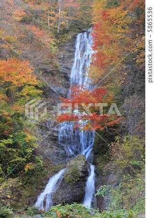 Falls of the fall of Karasawa in autumn 5865536