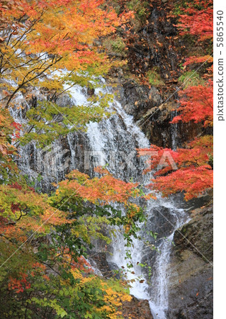 Falls of the fall of Karasawa in autumn Falls of the fall of Karasawa in autumn 5865540