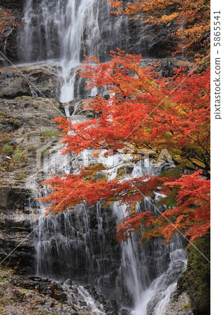 Falls of the fall of Karasawa in autumn 5865541