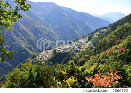 富山村在秋天 5866763
