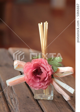 Room fragrance diffuser with flowers 5866887