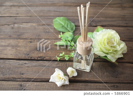 Glass bottle room fragrance and artificial flower diffuser 5866901