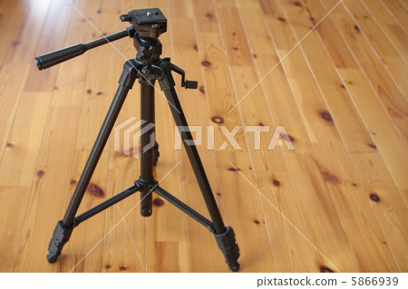 放置在地板上的相機三腳架 相機用品 5866939