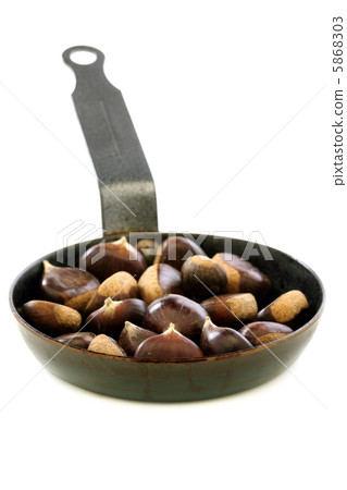 Roast chestnut in a frying pan. 5868303