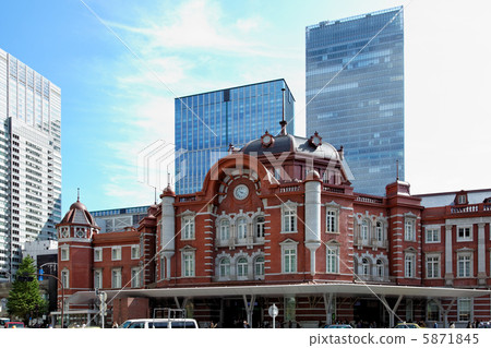 Save and restoration construction completed Tokyo station Marunouchi station building North entrance and blue sky 5871845