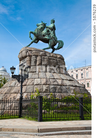 Hetman Bogdan Khmelnitsky statue in Kiev, Ukraine 5876239