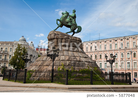 Hetman Bogdan Khmelnitsky statue in Kiev, Ukraine Hetman Bogdan Khmelnitsky statue in Kiev, Ukraine 5877048