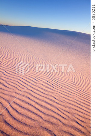 White sands dyed in pink by the setting sun White sands dyed in pink by the setting sun 5880211