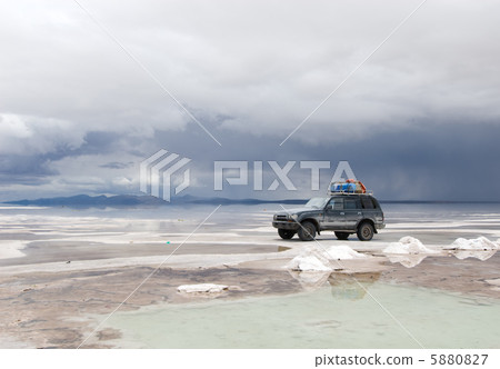 jeep in the salt lake salar de uyuni, bolivia jeep in the salt lake salar de uyuni, bolivia 5880827