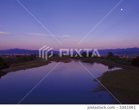 Shigusakigawa和月亮 5881061