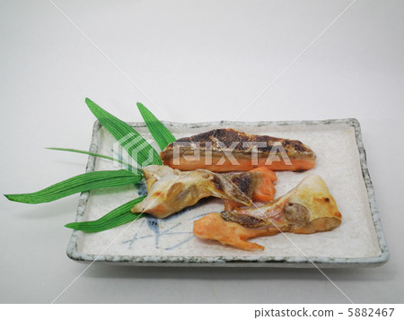 Grilled salmon with salt 5882467