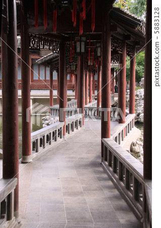 A bridge 5883128