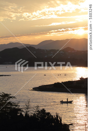 Dawn of Tanabe Bay, Shirahama Town, Wakayama Prefecture 5883246